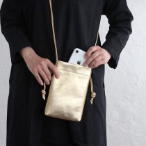 【送料無料】本革スマホショルダー chalk アシスタントポーチにもなるレザーポシェット 内布付き（ゴールド）