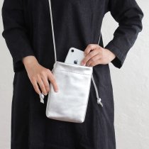 【送料無料】本革スマホショルダー chalk アシスタントポーチにもなるレザーポシェット 内布付き（シルバー）