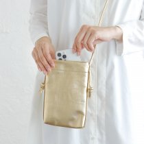【送料無料】本革スマホショルダー chalk アシスタントポーチにもなるレザーポシェット 内布付き（ゴールド）