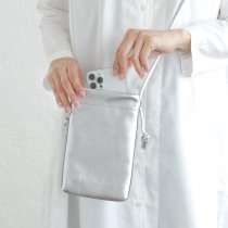 【送料無料】本革スマホショルダー chalk アシスタントポーチにもなるレザーポシェット 内布付き（シルバー）