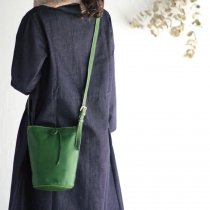 【送料無料】本牛革斜め掛けレザーショルダーバッグ　hana オリーブ